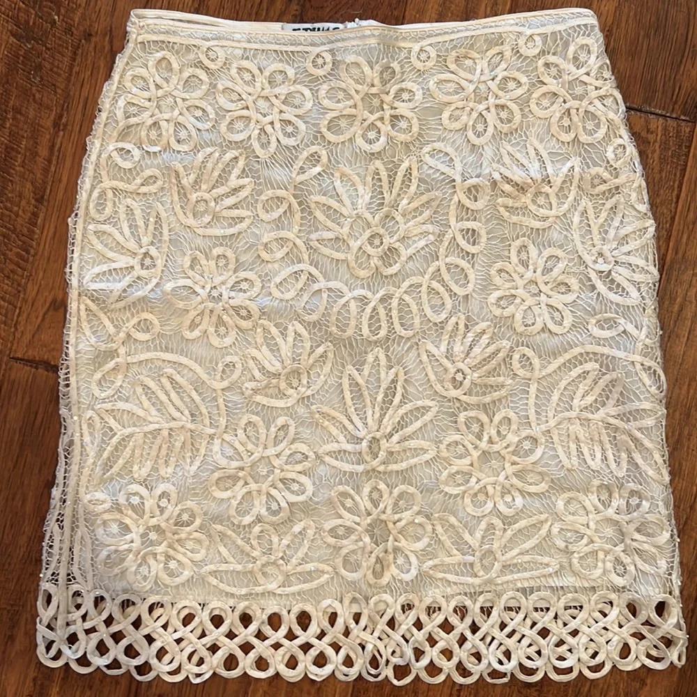 ETHOS Lace Top and Pencil Skirt - Picture 2 of 8